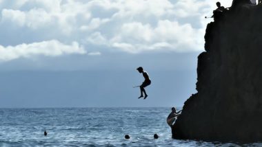 Adventure Gone Wrong! Woman Hesitating to Jump Off Cliff Slips, Collides With Rocks in Italy; Horrifying Accident Video Goes Viral
