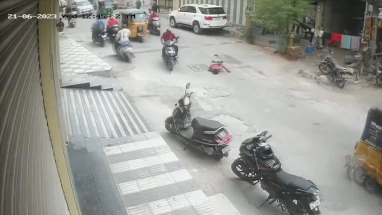 Gruesome Murder Caught on Camera in Hyderabad: Man Chased, Hacked to Death on Busy Road in Azampura, Disturbing Video Goes Viral
