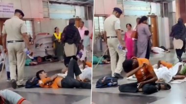 Police Personnel Wakes Up Passengers Sleeping on Platform at Pune Railway Station by Spraying Water on Them, Viral Video Has Internet Divided Over Action Against Cop
