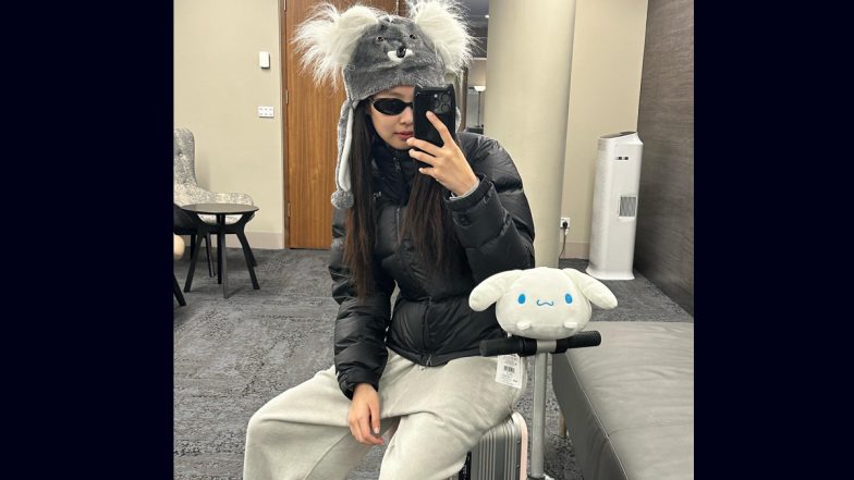 BLACKPINK's Jennie Looks Chic in Black Bomber Jacket and Koala Cap, K-Pop Idol Shares Adorable Backstage Pics From Australia