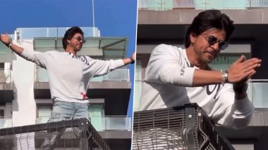 Pathaan: Shah Rukh Khan Greets Fans Outside Mannat Ahead of Film's World Television Premiere, Star Grooves to ‘Jhoome Jo Pathaan’ (View Pic and Videos)