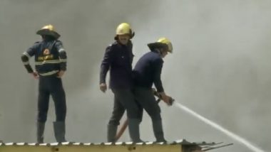 Pune Fire: Massive Blaze Erupts in Godown in Gangadham Area, Dousing Operation Underway (Watch Video)