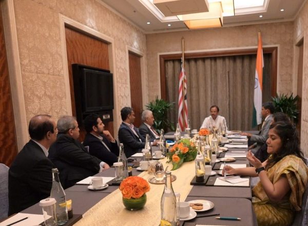 World News | MoS Muraleedharan Meets ASEAN-India Business Council in Malaysia