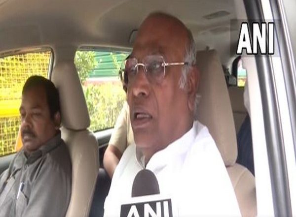 India News | PM Modi Provides Concessions to Big Industrialists but Has a Problem when Congress Tries to Help Poor: Mallikarjun Kharge