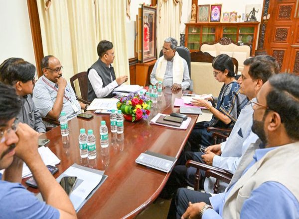 India News | Karnataka: Ahead of Cabinet Meeting, CM Siddaramaiah Meets with Senior Officials on Roll out of 5 Guarantees