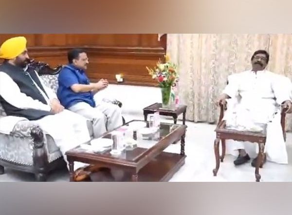India News | Delhi Govt Vs Centre Ordinance Row: Kejriwal Meets Jharkhand CM Hemant Soren, Seeks Support
