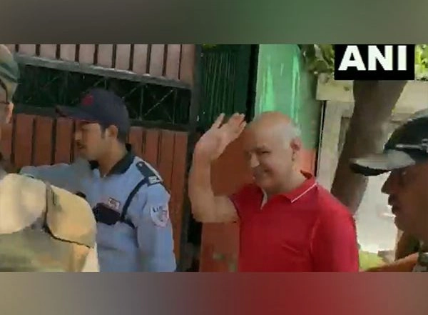 AAP Leader Manish Sisodia Arrives at His Residence in Delhi To Meet Ailing Wife (Watch Video)