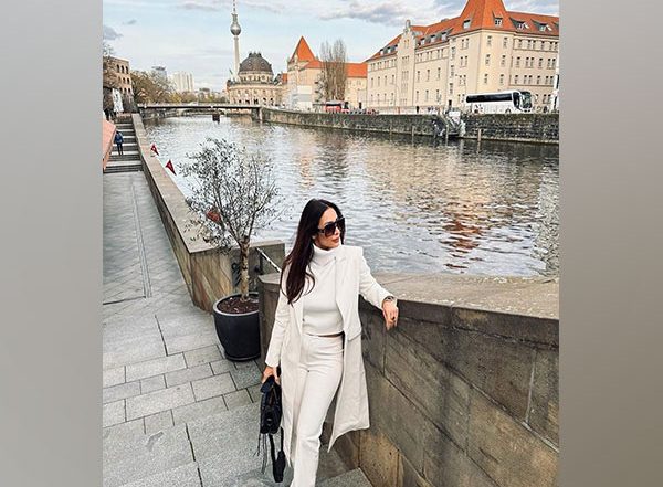 Entertainment News | Malaika Arora Shares Selfie Amid Shoot in Bandra, Check out