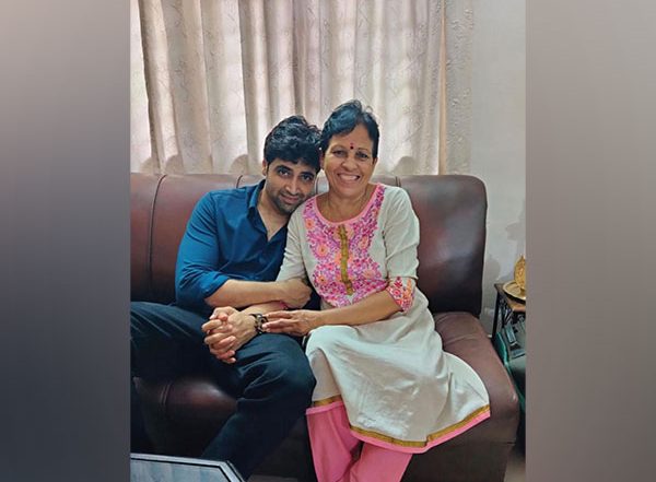 Entertainment News | Adivi Sesh Spends Time with Major Sandeep Unnikrishnan's Family on Film's First Anniversary