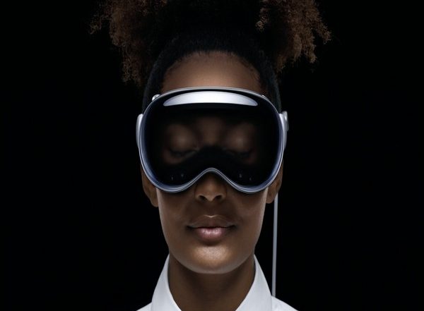 Tech News | WWDC 2023: Apple Unveils New Vision Pro Augmented Reality Headset
