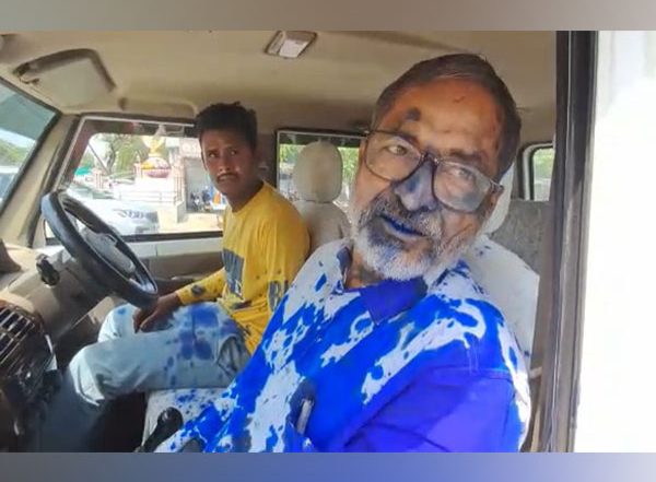 Madhya Pradesh: Group of People Throws Ink at Damoh District Education Officer SK Mishra, Raises Slogan of 'Jai Shri Ram' (Watch Video)