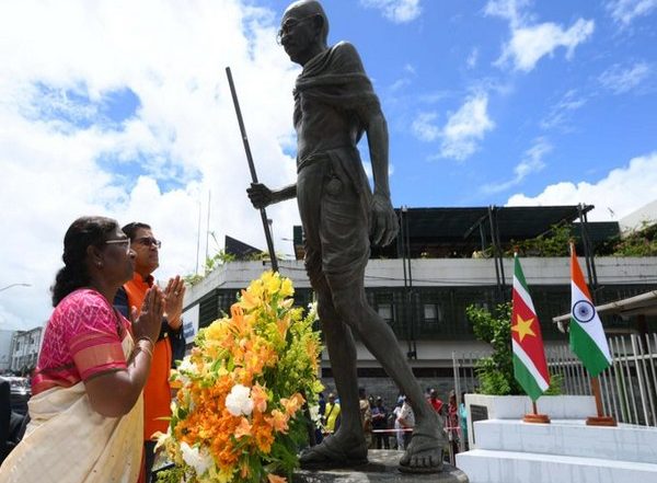World News | President Droupadi Murmu Pays Floral Tribute to Mahatma Gandhi's Statue in Suriname