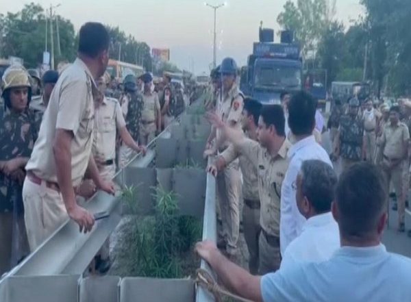 India News | Haryana Farmers Protest at Delhi-Chandigarh Highway, Police Use Water Cannons to Disperse Protesters