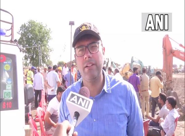 Sehore Rescue Operation Update: Shristi Kushwaha, Who Fell in Borewell in Madhya Pradesh, Has Slid Below 50 Feet, Rescue Operation Continues (Watch Videos)