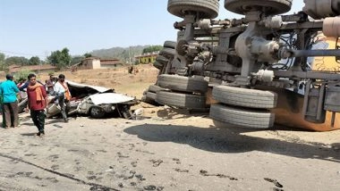 India News | 7 Killed, 2 Injured as Truck Overturns on Four-wheeler in MP's Sidhi