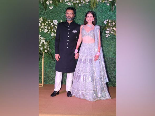 Entertainment News | Sonnalli Seyggal, Ashesh Sajnani Beam with Joy in Pics from Wedding Reception - Vimarsana News