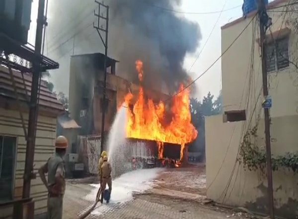 West Bengal Fire Video: Massive Blaze Erupts at Chemical Factory in Howrah; No Casualties Reported