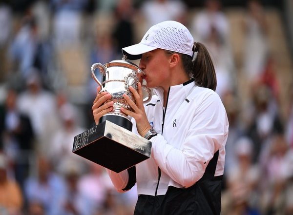 Sports News | Iga Swiatek Retains French Open 2023 Crown After Defeating Karolina Muchova