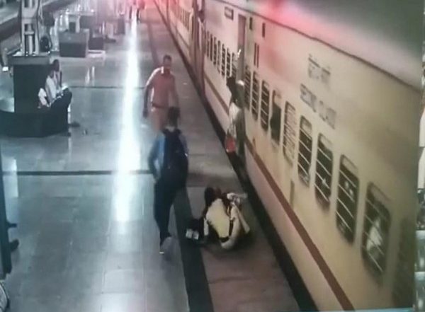 RPF Woman Constable Saves Female Passenger From Falling Under Moving Train at Warangal Railway Station (Watch Video)