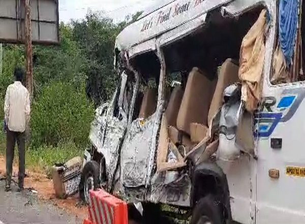 Andhra Pradesh Road Accident: Two Killed, Nine Injured After Milk Van Hit Tempo in Tirupati