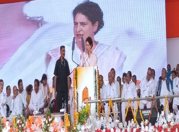 India News | Congress Leader Priyanka Gandhi Announces 5 Guarantees for People of MP During Election Campaign Launch in Jabalpur