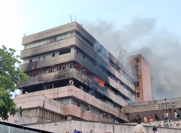 Satpura Bhawan Fire: Massive Blaze at Government Office Building in Bhopal Spreads From Third Floor to Sixth (Watch Video)