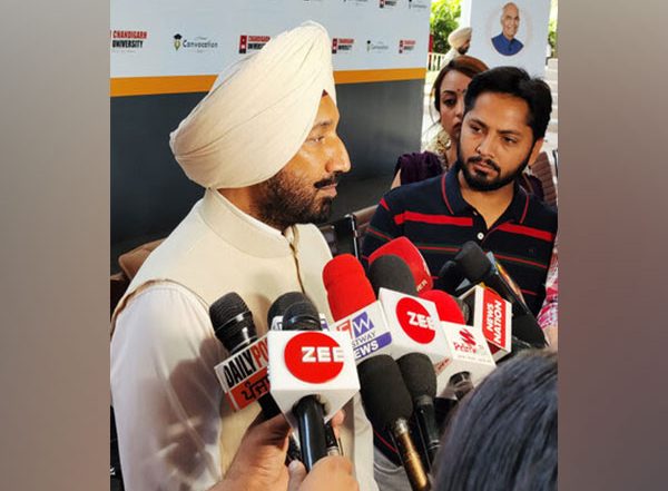 Business News | Chandigarh University Offers Support to 700 Indian Students Facing Deportation from Canada