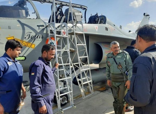 Deputy Chief of Air Staff Air Marshal Ashutosh Dixit Flies Sortie in LCA Tejas Trainer Combat Aircraft, Assesses Indigenous Fighter Jet Development Projects (Watch Video)