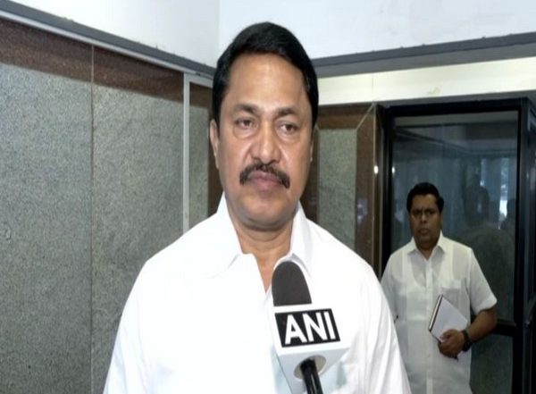 India News | Karnataka Textbooks Row: If BJP Has Guts, They Should Take Savarkar's Name on Foreign Soil, Says Nana Patole: