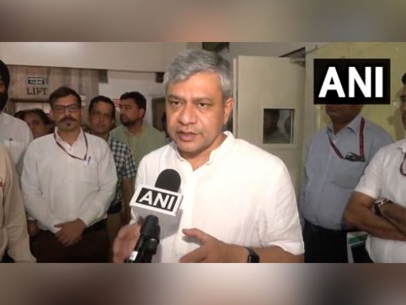India News | Ashwani Vaishnaw Visits Delhi Division Control Room, Discusses How to Upgrade Systems in Railways - Vimarsana News