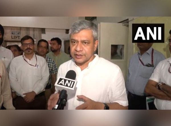India News | Ashwani Vaishnaw Visits Delhi Division Control Room, Discusses How to Upgrade Systems in Railways