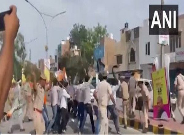 Rajasthan Assembly Election 2023: Congress Workers Show Black Flags to Delhi CM Arvind Kejriwal (Watch Video)