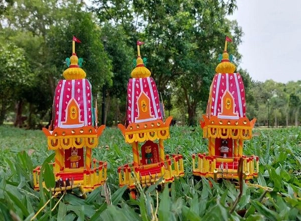 India News | Odisha-based Miniature Artist Crafts Eco-friendly Chariots of Holy Trinity Ahead of Jagannath Puri Rath Yatra