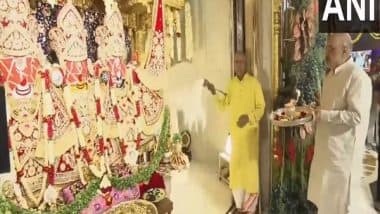 Amit Shah Performs 'Mangla Aarti' in Gujarat Video: Union Home Minister Participates in Prayers at Jagannath Temple in Jamalpur Ahead of Rath Yatra 2023