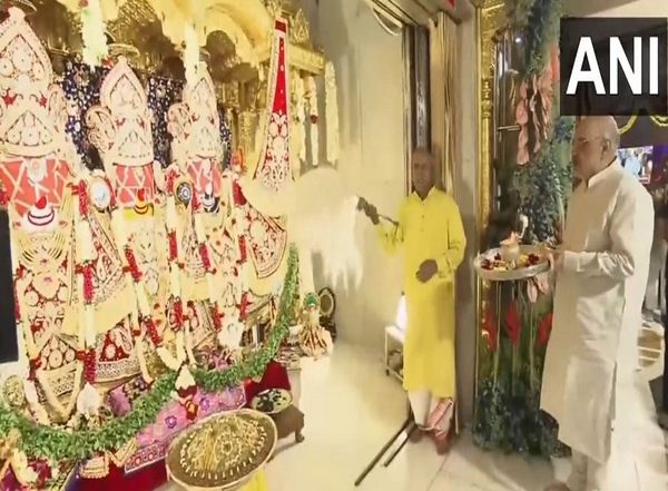 Amit Shah Performs 'Mangla Aarti' in Gujarat Video: Union Home Minister Participates in Prayers at Jagannath Temple in Jamalpur Ahead of Rath Yatra 2023
