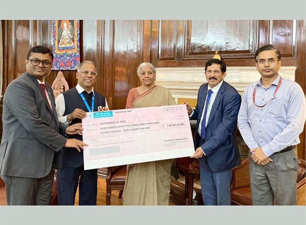 Business News | Bank of Maharashtra Presents Dividend Cheque of Rs 795.94 Crore to Finance Minister Nirmala Sitharaman
