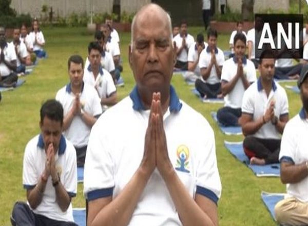 International Yoga Day 2023: Former President Ram Nath Kovind Performs Yoga in Delhi (Watch Video)