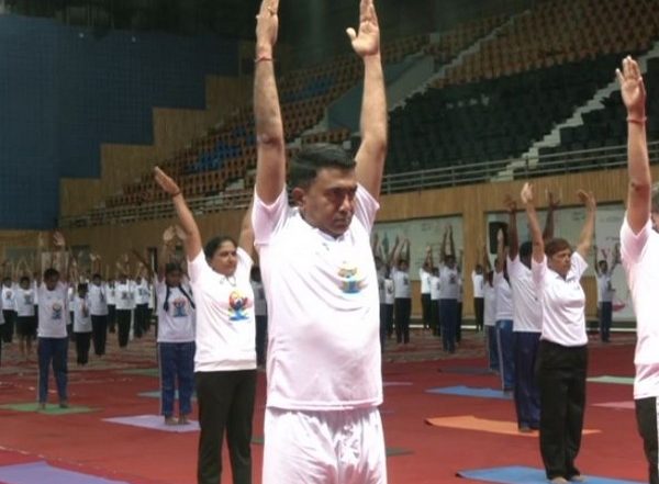 International Yoga Day 2023: Goa CM Pramod Sawant Performs Yoga With School Students in Bambolim (See Pics)