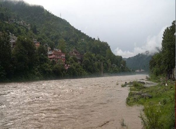 India News | Several Vehicles Washed Away Due to Flash Flood in Himachal Pradesh's Mandi