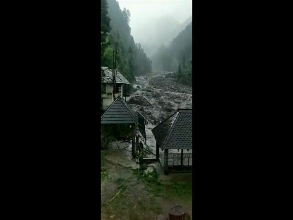 India News | Himachal: Flash Flood Hits Bagipul Area of Mandi, over 200 People Including Tourists Stranded - Vimarsana News