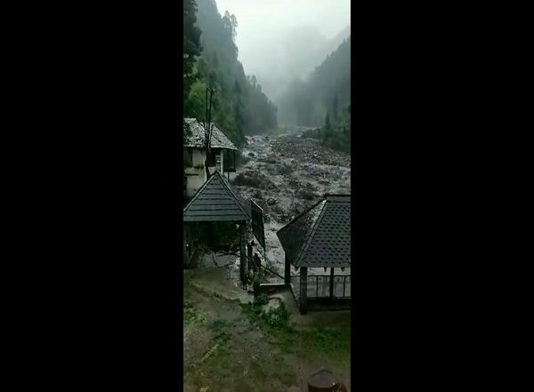 India News | Himachal: Flash Flood Hits Bagipul Area of Mandi, over 200 People Including Tourists Stranded