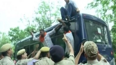 India News | Delhi Police Detain ABVP Workers for Protesting Outside CM's Residence over Mismanagement of Coaching Institutes