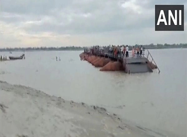 Bihar Bridge Collapse Video: Portion of Temporary Bridge On River Ganga in Vaishali Washes Away, People Stranded