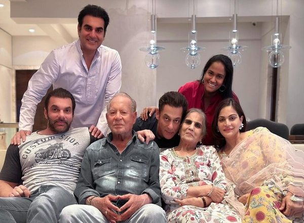 Salman Khan Wishes Fans Eid-ul-Adha With Precious Family Picture (View Pic)