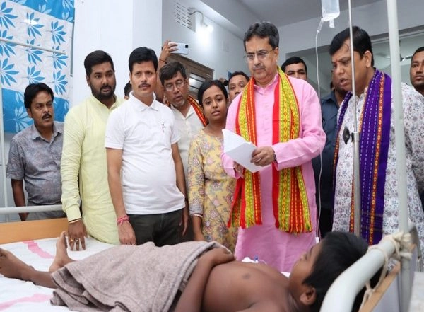 India News | Bahuda Rath Yatra Accident: Odisha CM Naveen Patnaik Speaks to Tripura Counterpart Manik Saha, Offers Support