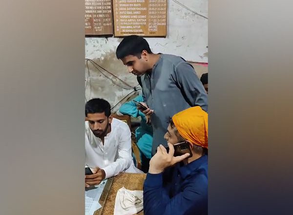 Pakistan Shocker: Miscreants Threaten Sikhs, Forcibly Stop Kirtan at Gurdwara in Sindh Province (Watch Video)