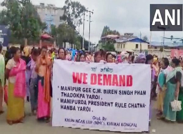 Manipur Violence: Women Supporting N Biren Singh Tear His Resignation Letter, CM Says 'Will Not Resign at This Juncture' (Watch Video)