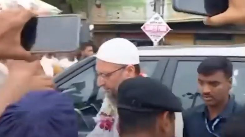 Asaduddin Owaisi Gets Angry Over AIMIM Worker Video: Hyderabad MP Loses Cool After Supporter Accidently Puts Shawl on His Face, Pushes Him Away in Maharashtra