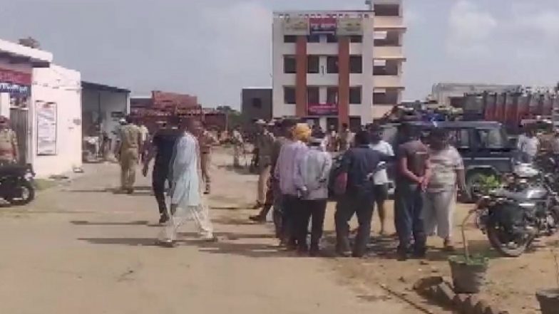 Uttar Pradesh Shocker: UP Police Constable's Father Hacks Daughter-in-Law to Death, Surrenders With Bloodied Hands in Agra