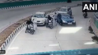 Delhi Delevery Boy Porn Videos - Delhi Robbery Video: Bike-Borne Goons Rob Delivery Boy of Rs 2 Lakh at  Gunpoint on Ring Road | ðŸ“° LatestLY